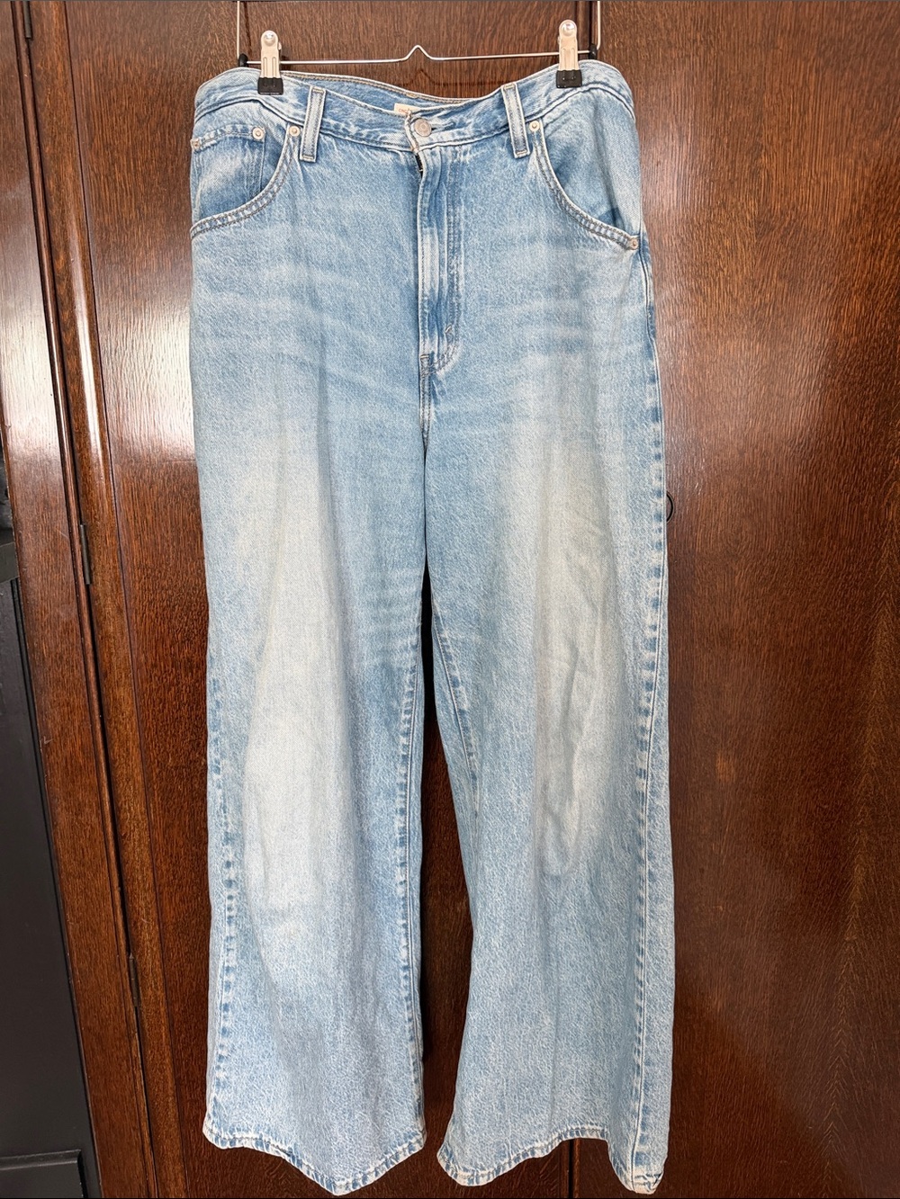 Light Wash Women’s Levi Jeans - Cinch Baggy/Loose Fit